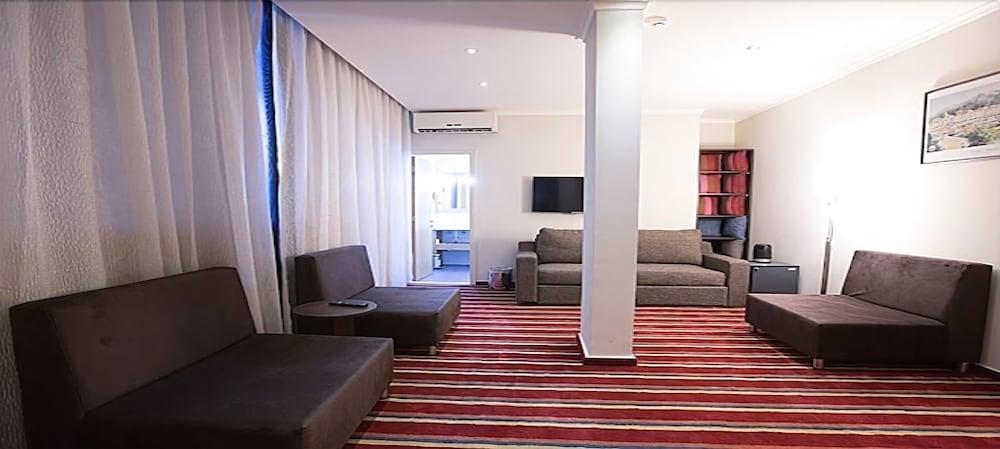 Hotel The J &