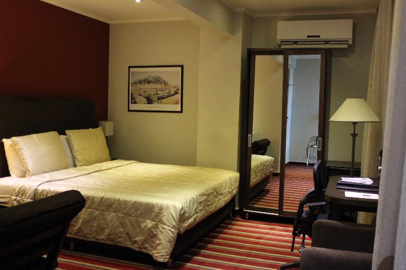 Hotel The J & 4*