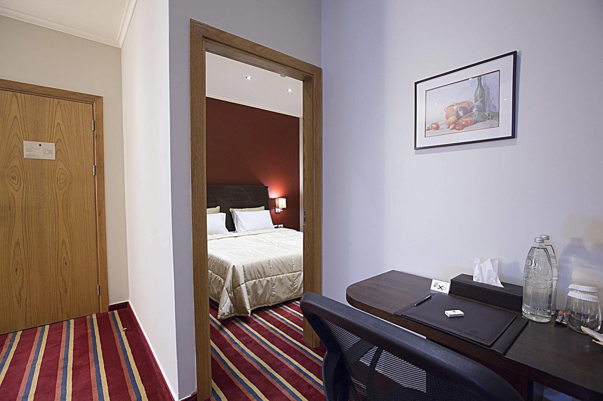 Hotel The J &
