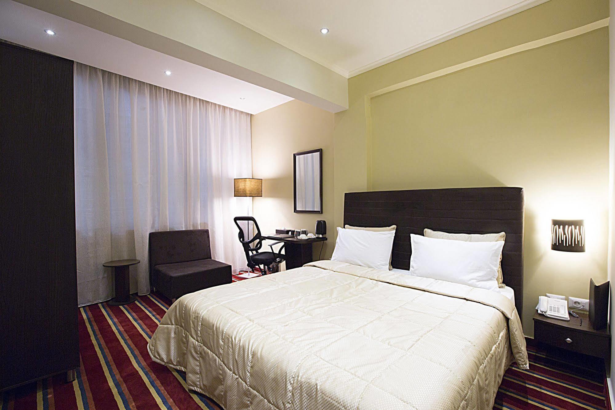 Hotel The J & 4*